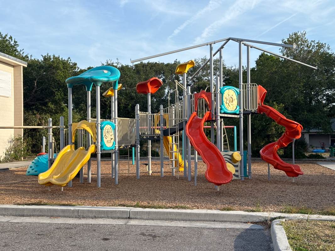 walking near me in Joe Lee Smith Park in spring