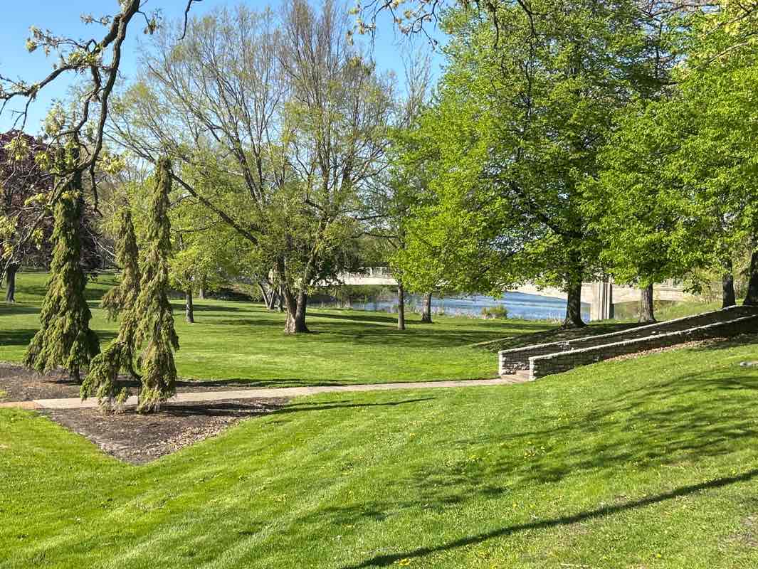 walking near me in Lincoln Park in spring