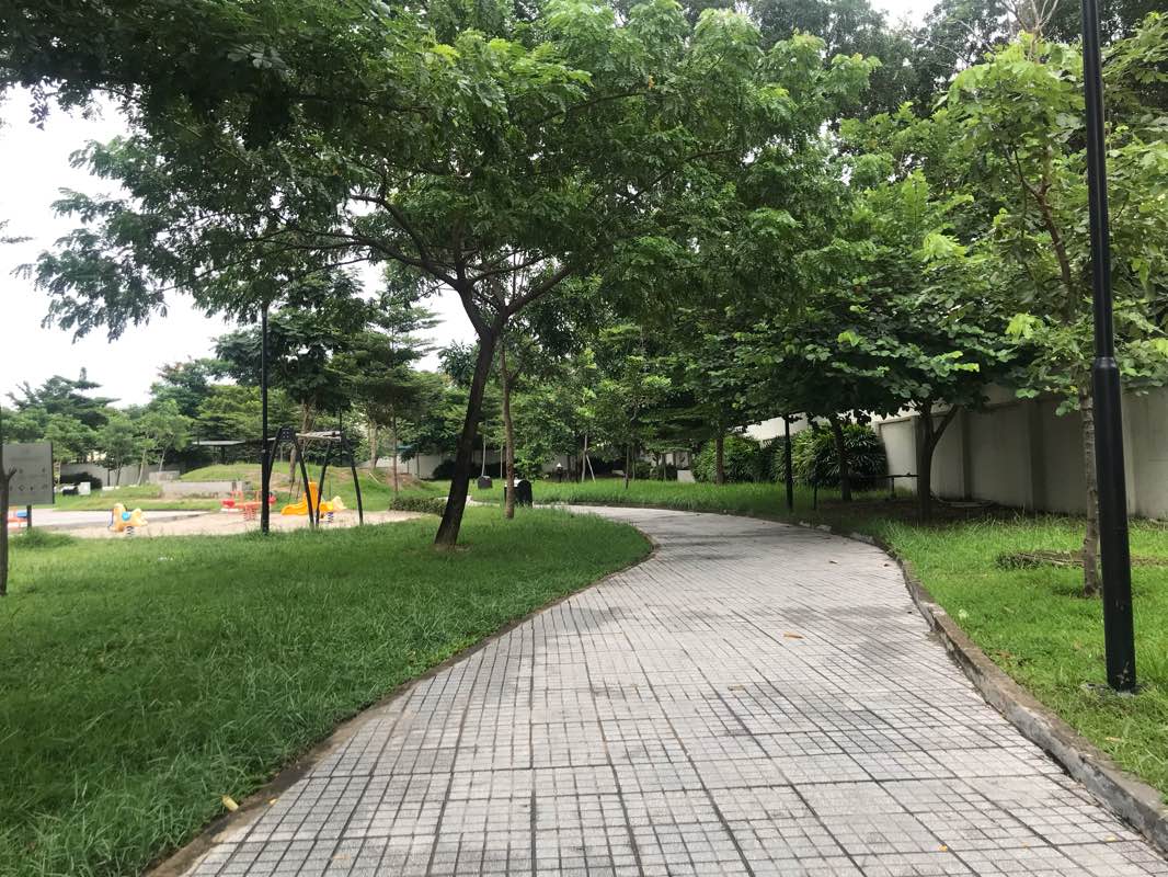 walking near me in Công viên Moonlight in winter