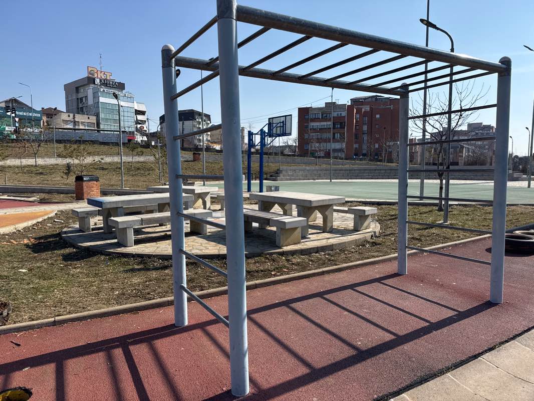 walking near me in Parku Rekreativo Sportiv 1 Tetori in winter