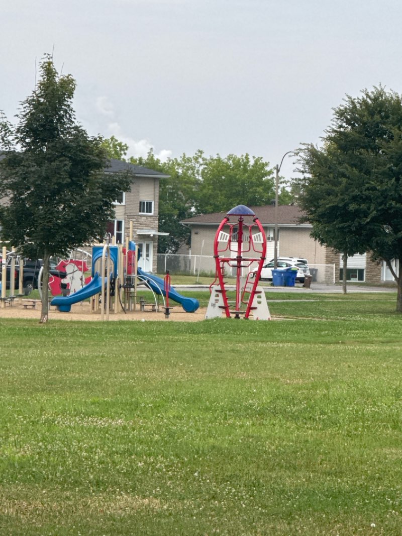 walking near me in Parc Édouard-Mercier in autumn