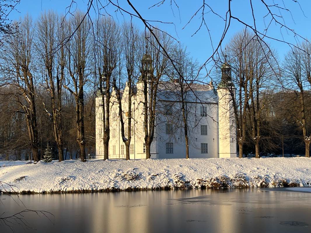 walking near me in Schlosspark in winter
