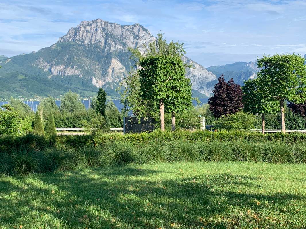 walking near me in Schlosspark Ebenzweier in winter