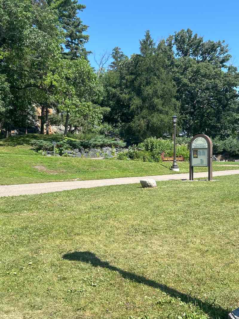 walking near me in Como Park Zoo and Conservatory in summer