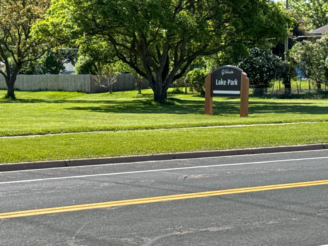walking near me in Lake Park in spring