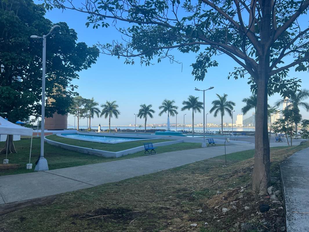 walking near me in Parque Marino "Nacho" Valdés [Parque Punta Paitilla] in winter