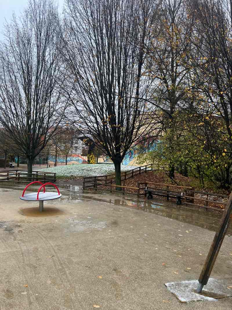 walking near me in Parc de la Rosée - Dauwpark in autumn