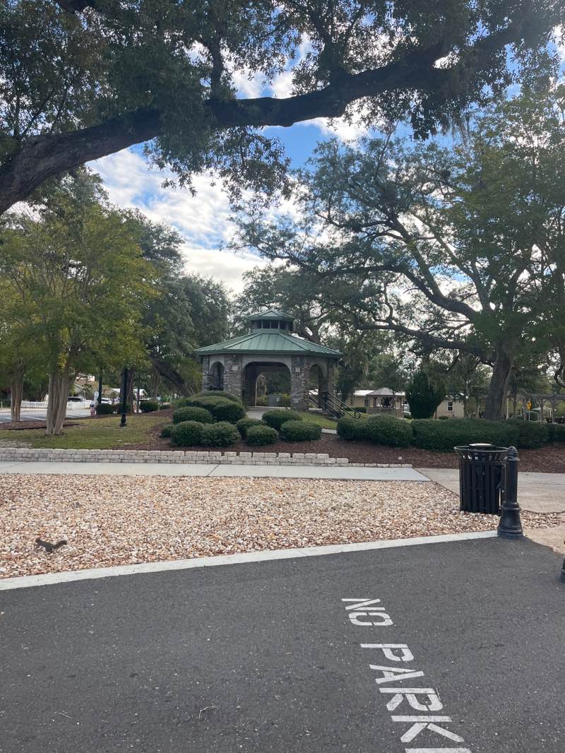 walking near me in Oaks By The Bay Park in autumn