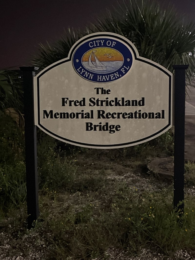 walking near me in Leslie Porter Wayside Park in winter