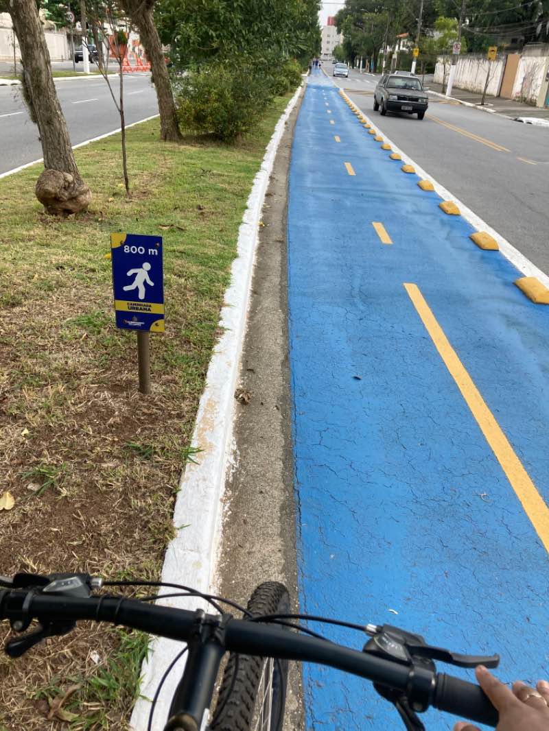 walking near me in Praça Ibrahim de Almeida Nobre in summer