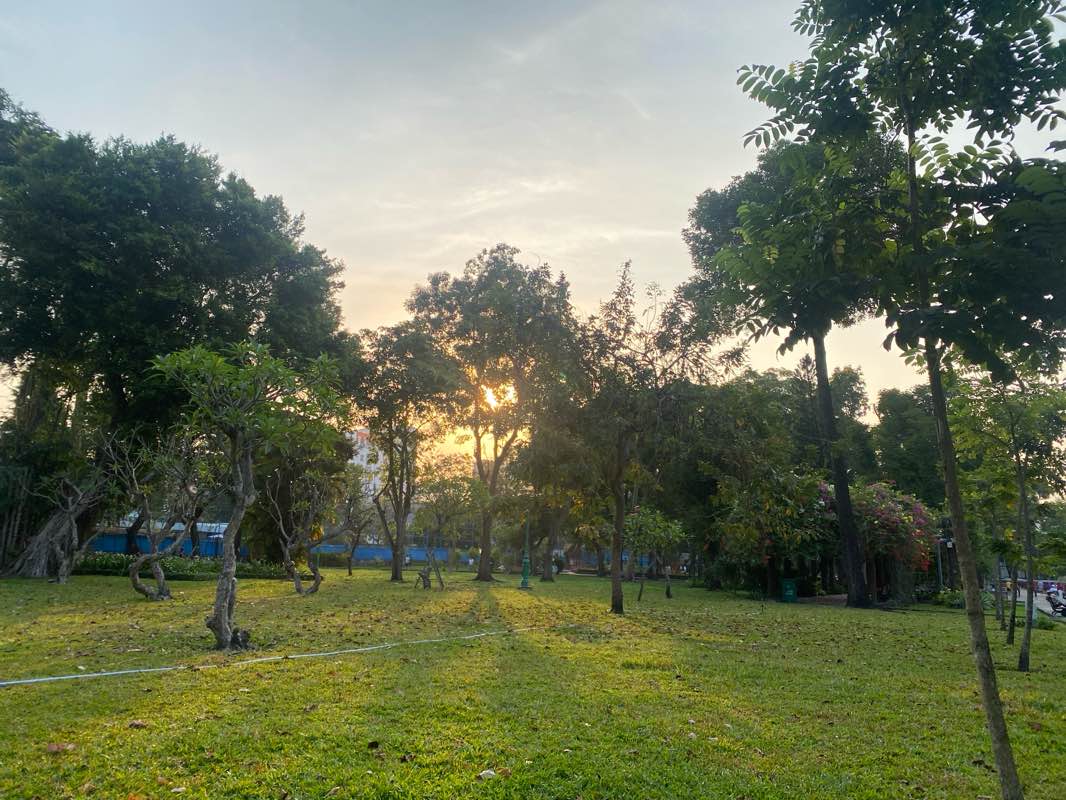 walking near me in Le Van Tam Park in winter