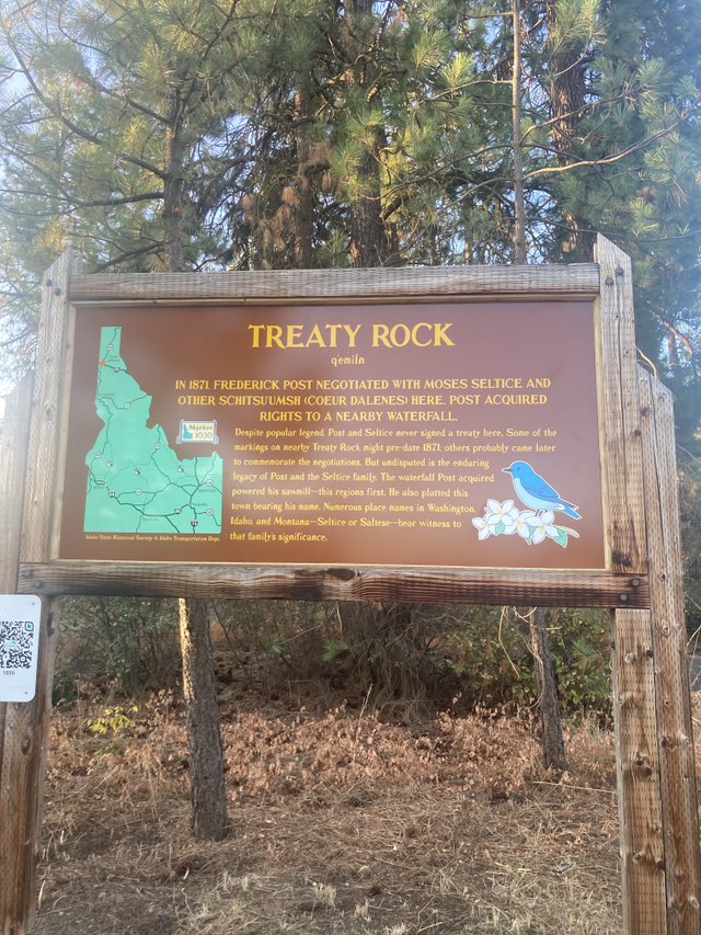 walking near me in Treaty Rock Park in autumn