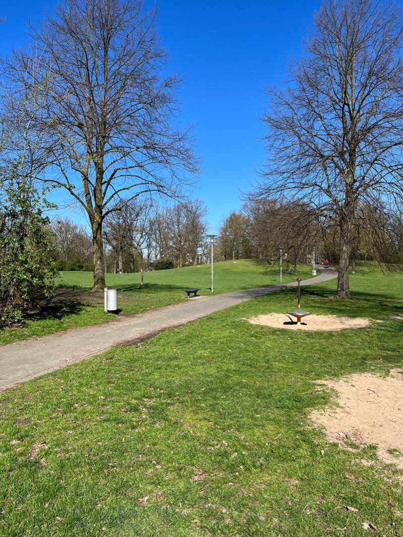 walking near me in Stadtpark Kaarst in winter