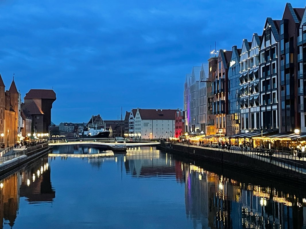 walking near me in Plac Dariusza Kobzdeja in spring