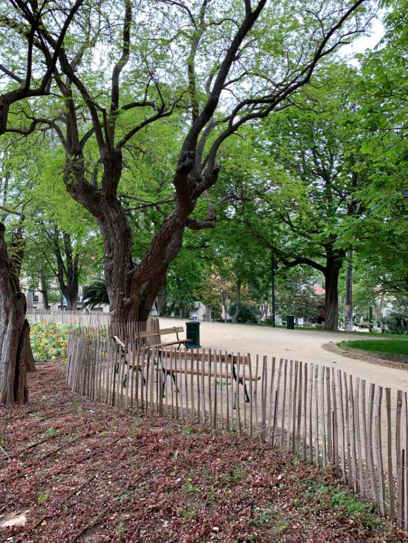 walking near me in Jardin du Château d'Eau in winter