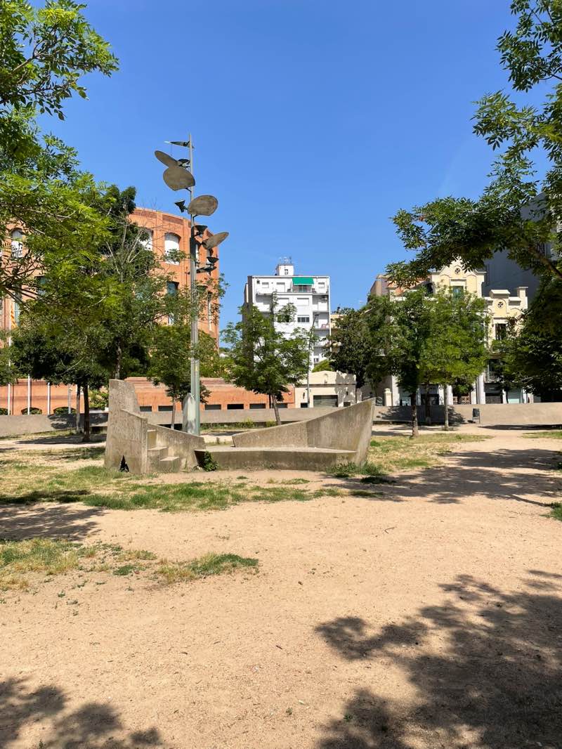 walking near me in Plaça de l'U d'Octubre de 2017 in summer