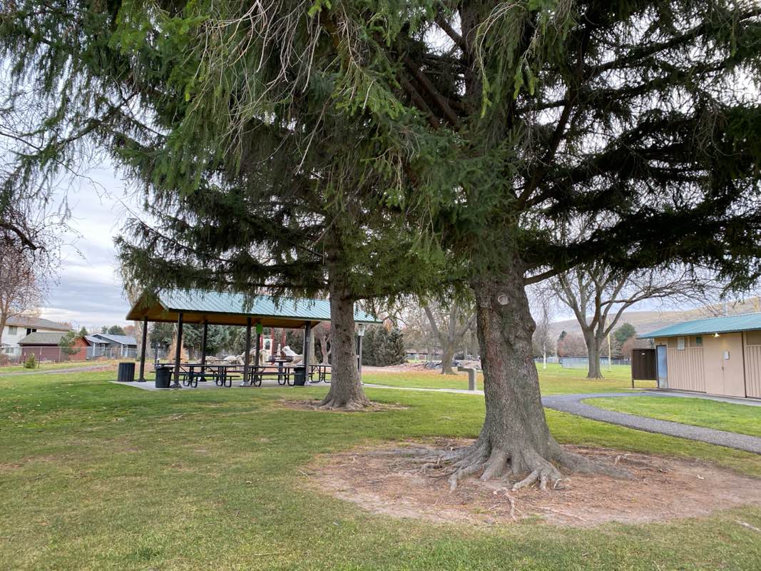 walking near me in Pendleton Community Park in autumn