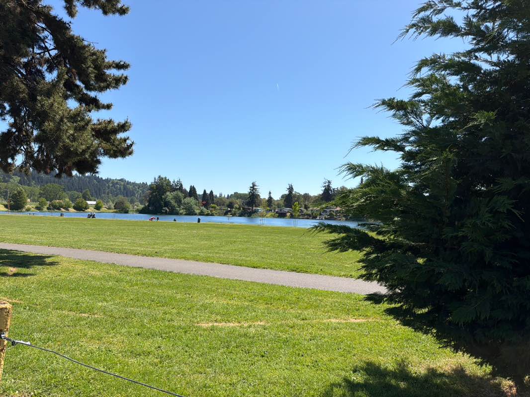 walking near me in Horseshoe Lake Park in spring
