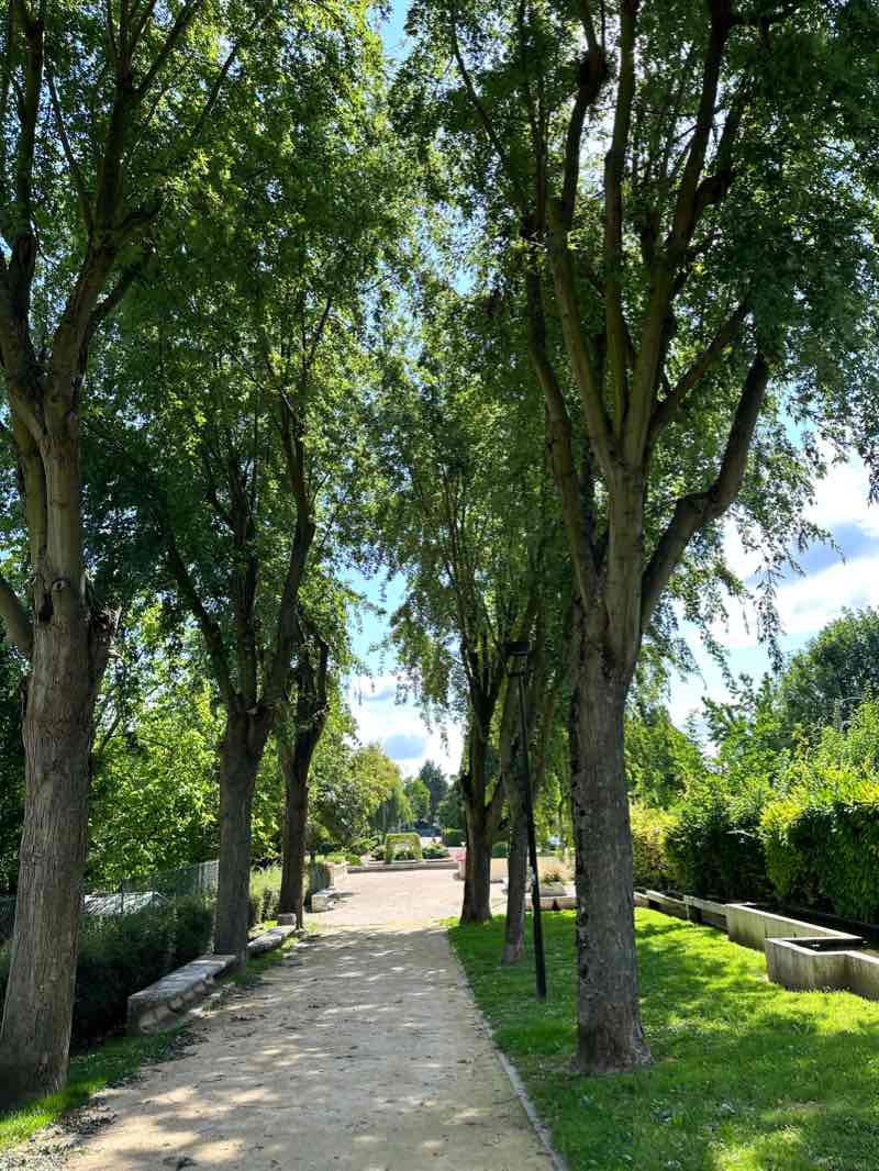 walking near me in Parc des Grottes in winter