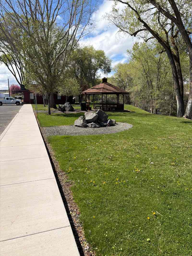 walking near me in Mountain View Park in spring