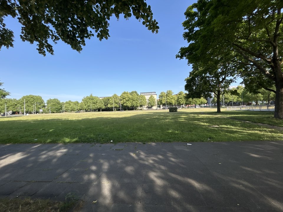 walking near me in Waterlooplatz in summer