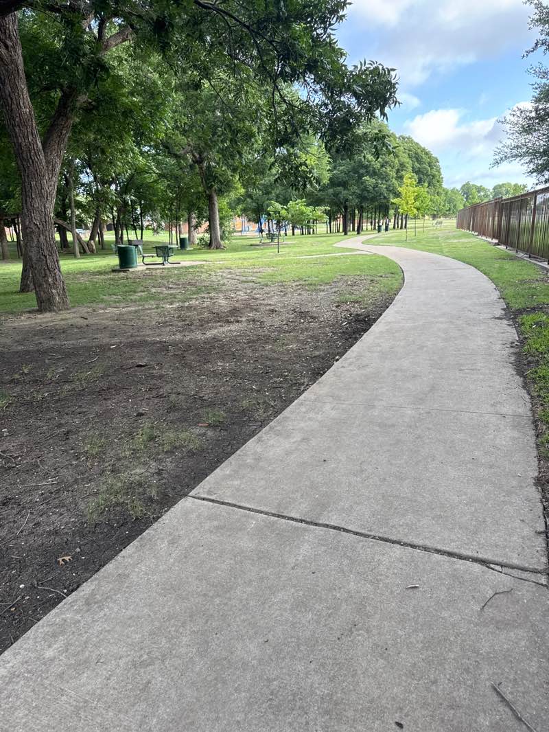 walking near me in Parc du Grand Hunier in autumn
