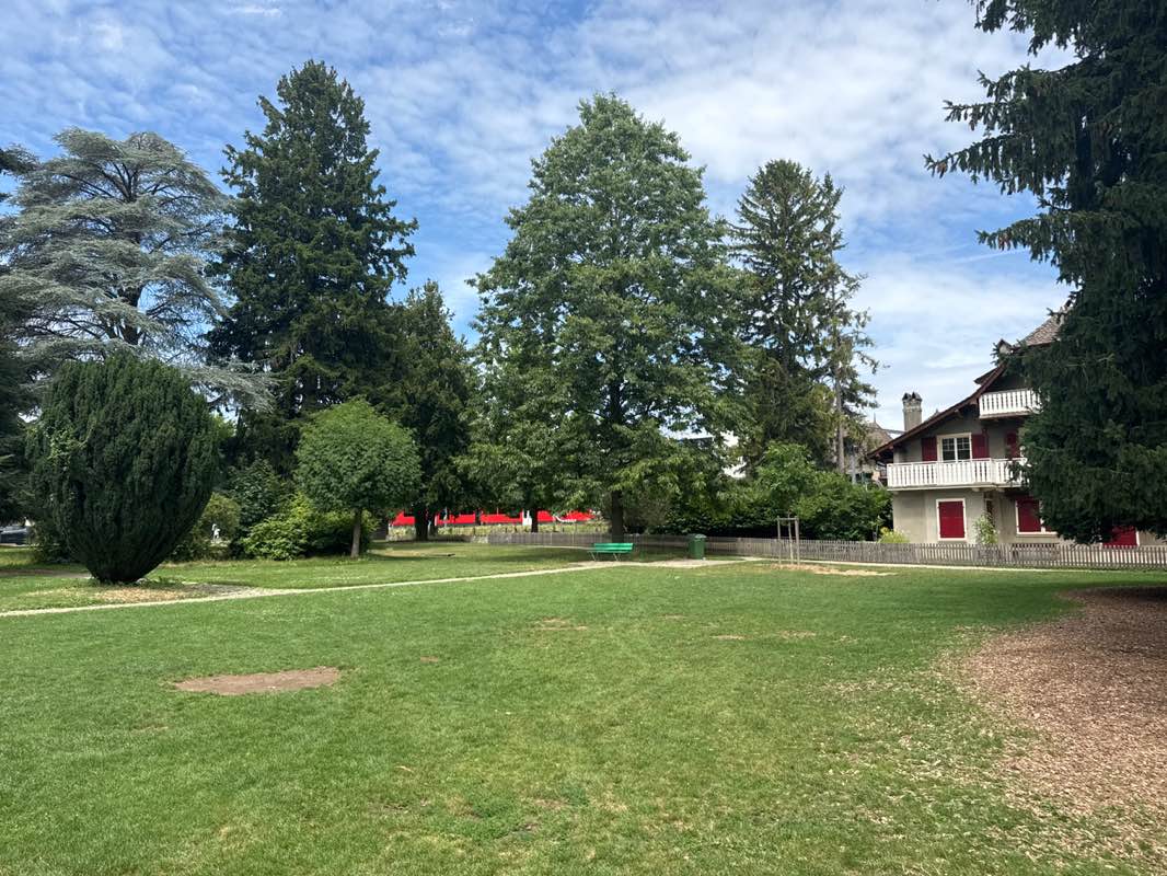 walking near me in Parc de Mangette in autumn