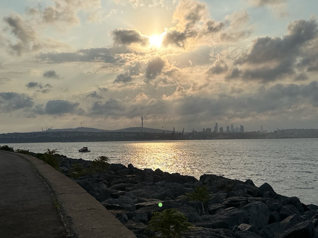 walking near me in Çatladıkapı Parkı in autumn