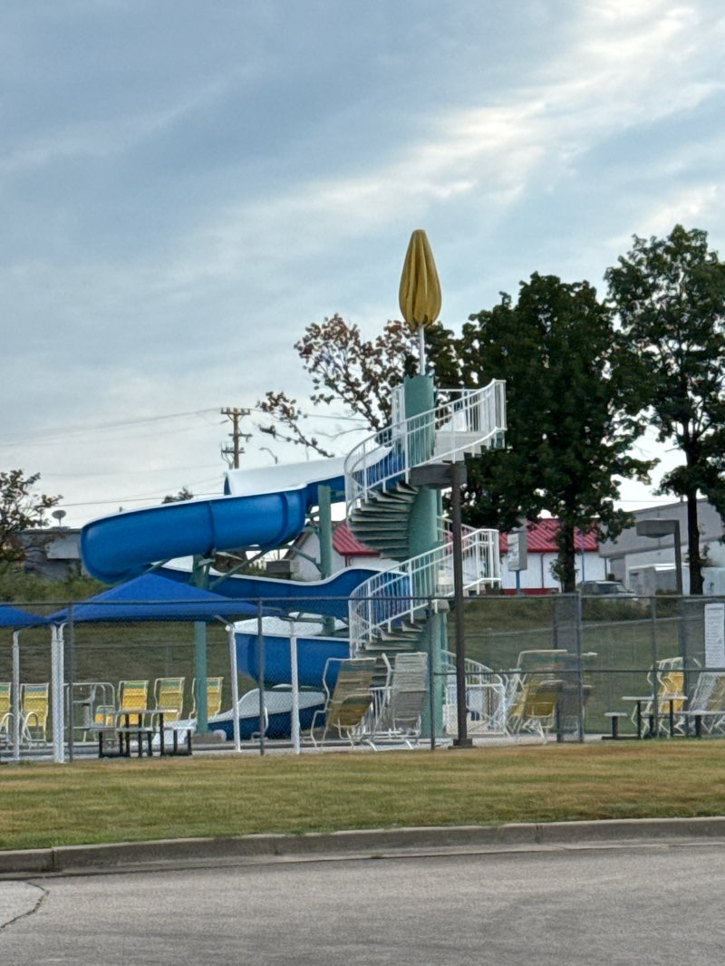 walking near me in Camdenton City Park in autumn