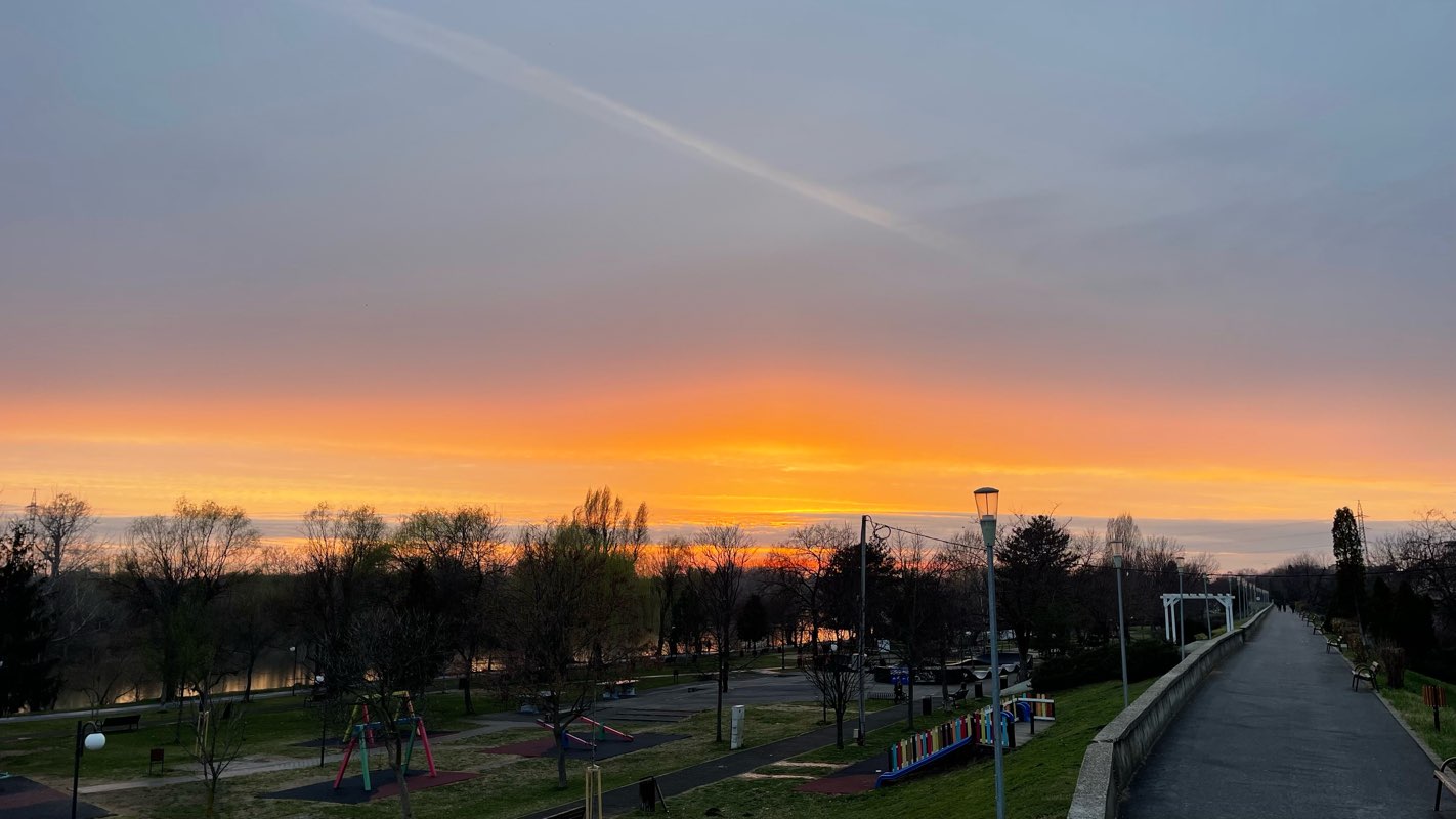 walking near me in Parcul Europa in winter