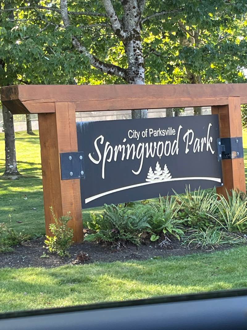 walking near me in Springwood Park in autumn