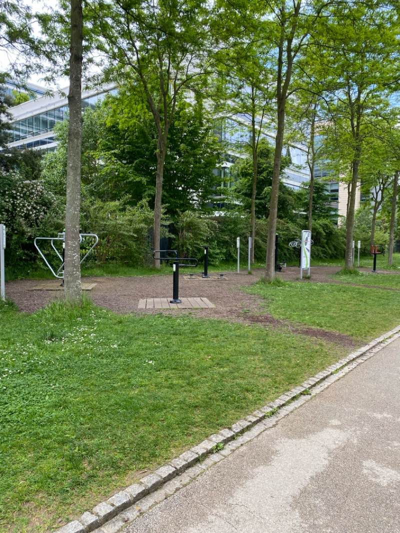 walking near me in Parc des Bruyères in spring