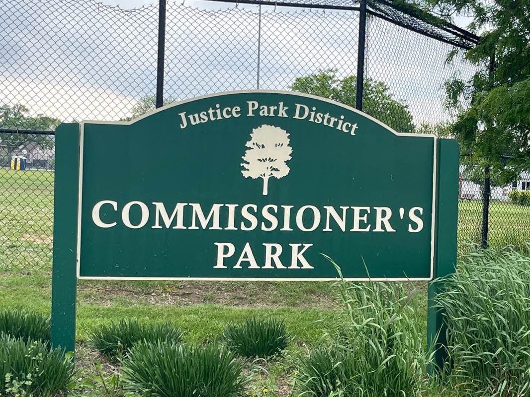 walking near me in Commissioner's Park in spring