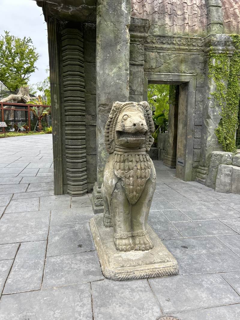 walking near me in Roeding Park in spring