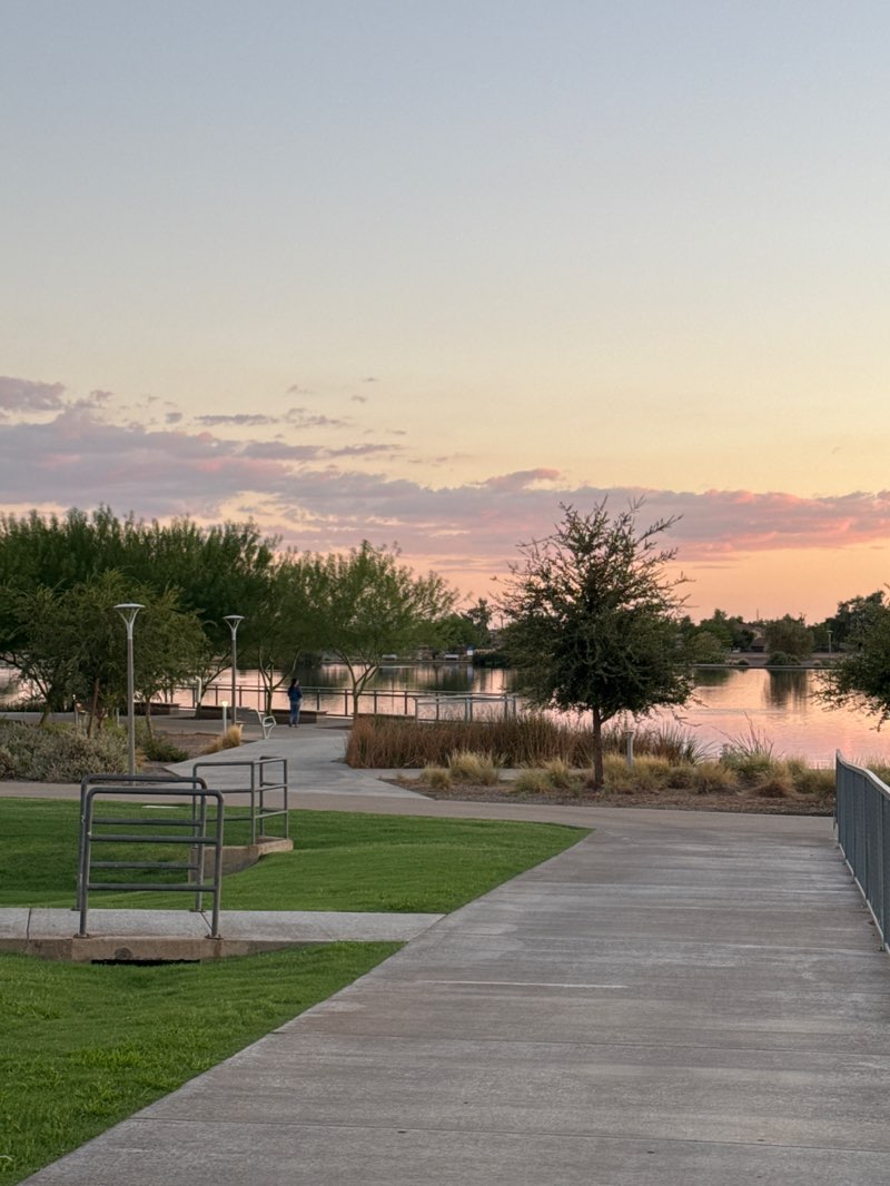walking near me in Gilbert Regional Park in autumn