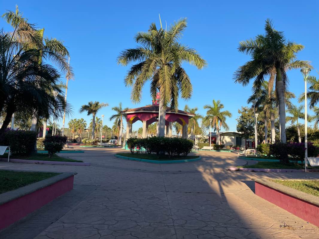 walking near me in Plaza Valle Dorado in winter
