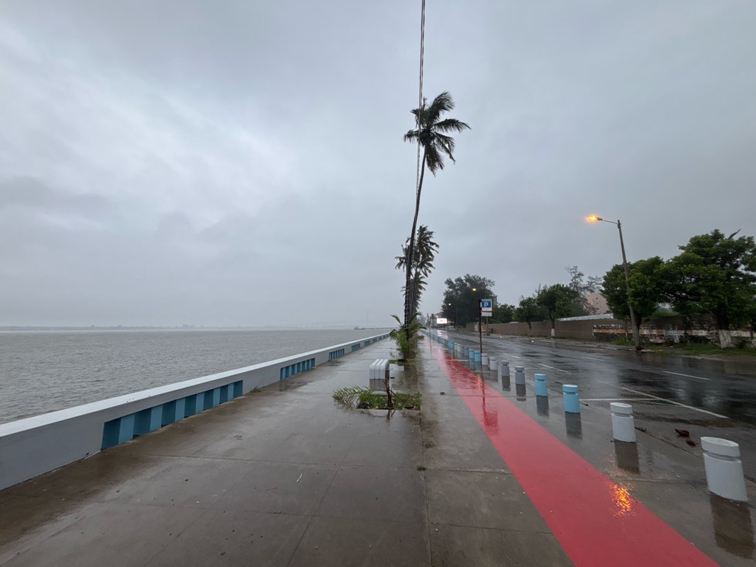 walking near me in Praça dos Trabalhadores in summer