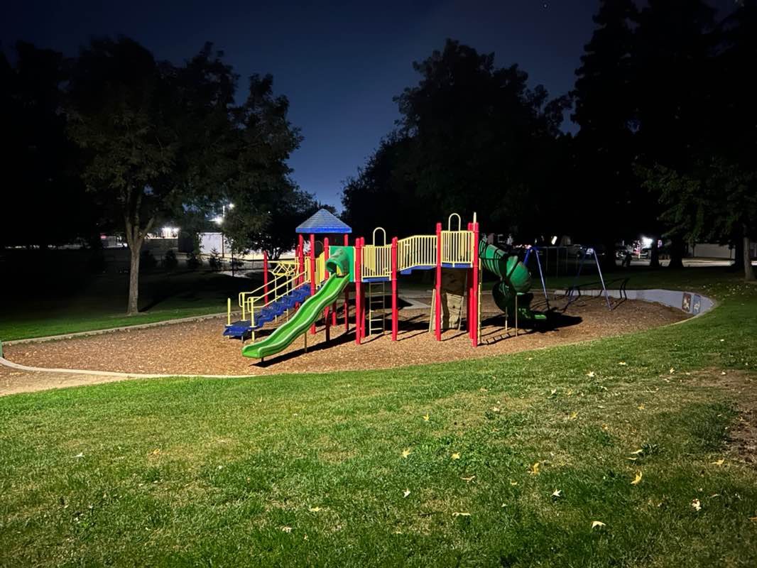 walking near me in Gilbert Park in autumn