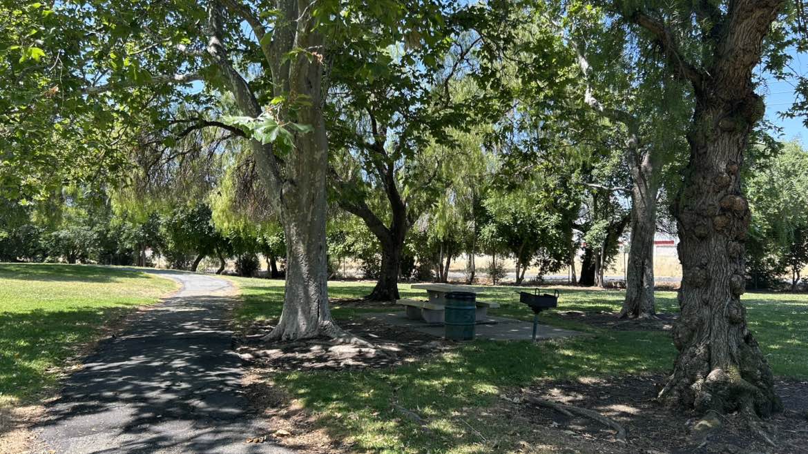 walking near me in Len Hester Park in summer