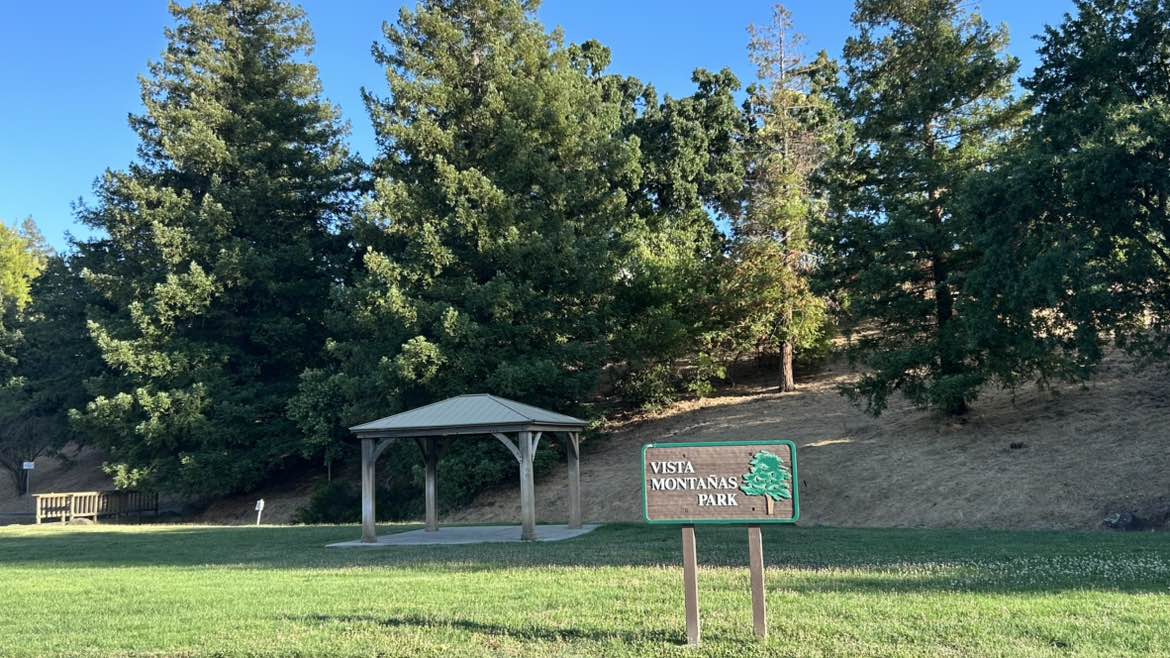 walking near me in Vista Montañas Park in summer