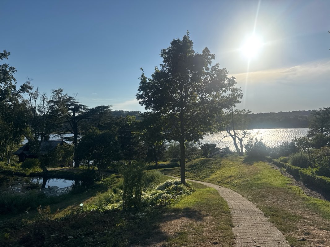 walking near me in Roslyn Waterfront Promenade in autumn