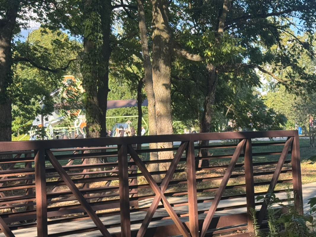 walking near me in Meadowlark Park in autumn