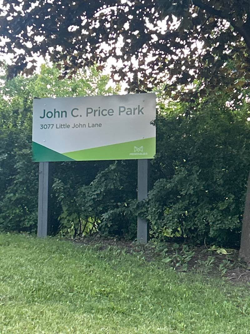 walking near me in Mississauga Valley Park in summer