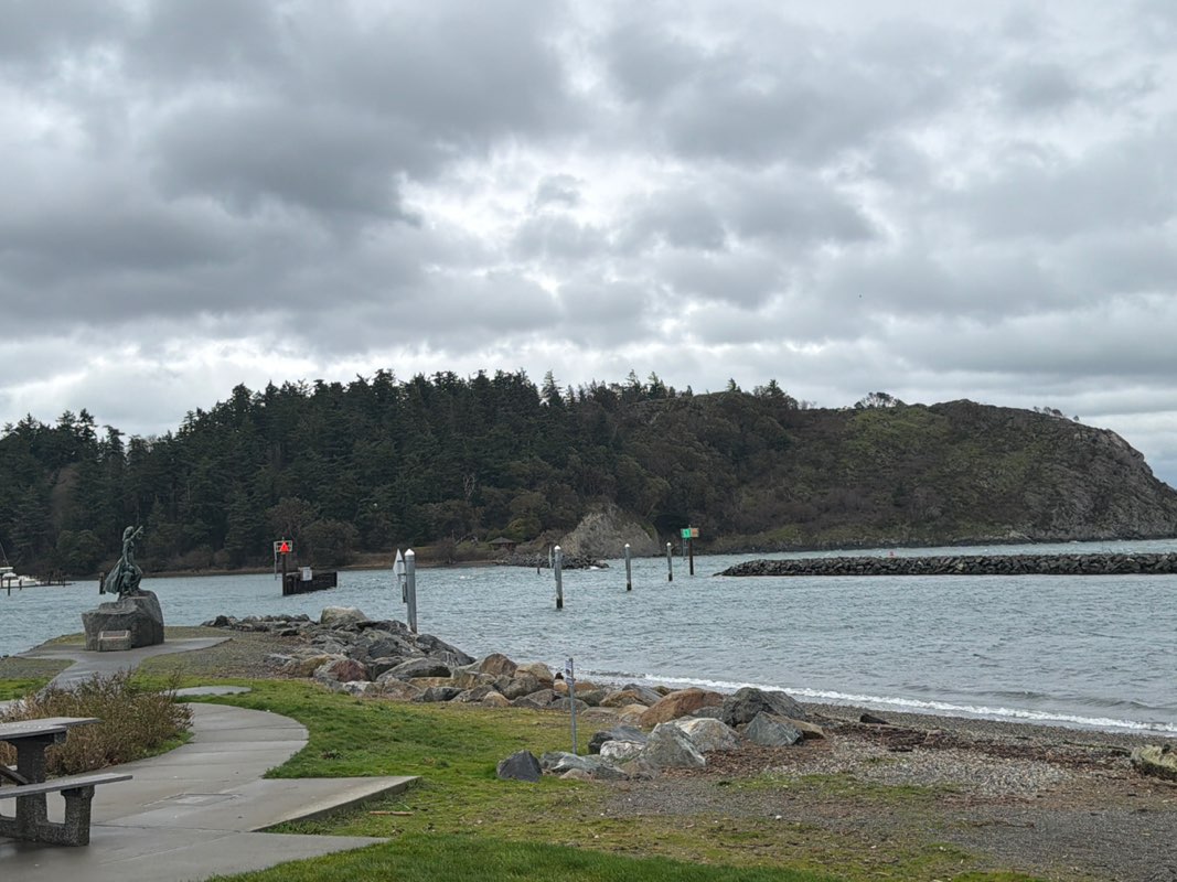 walking near me in Seafarers Memorial Park in winter