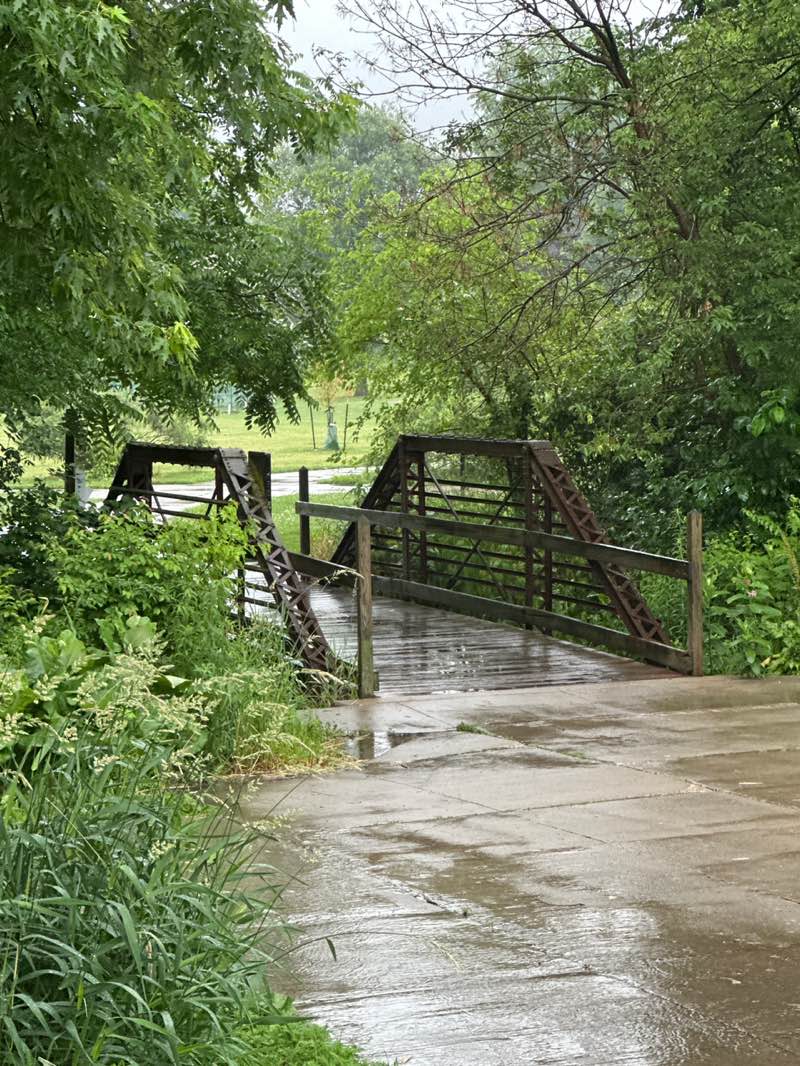 walking near me in Kiwanis Park in summer