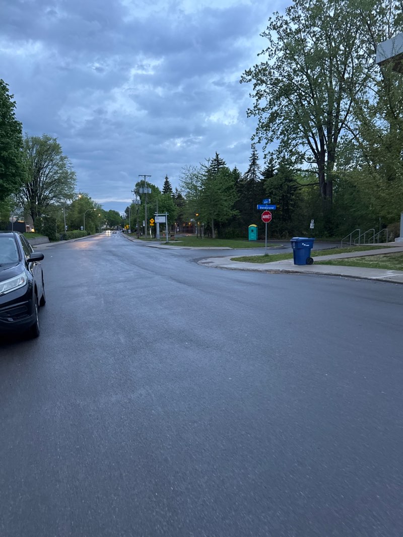walking near me in Parc Sylvie in spring