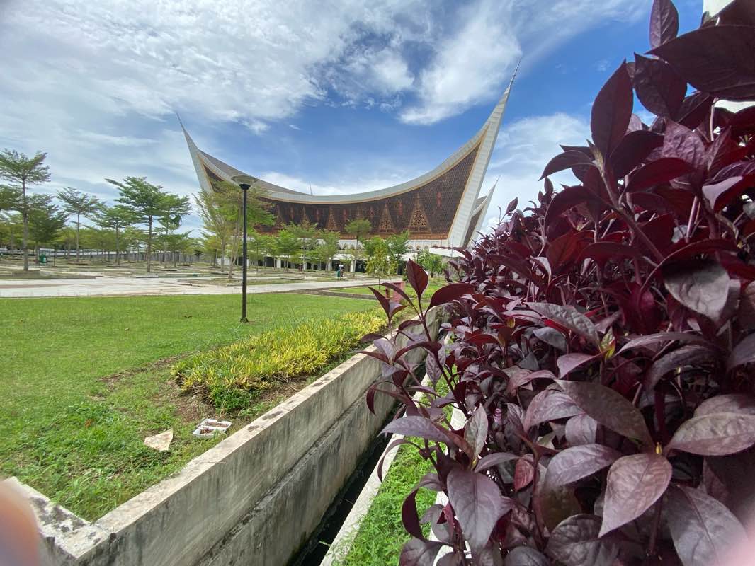 walking near me in Taman Masjid Raya Sumatera Barat in autumn