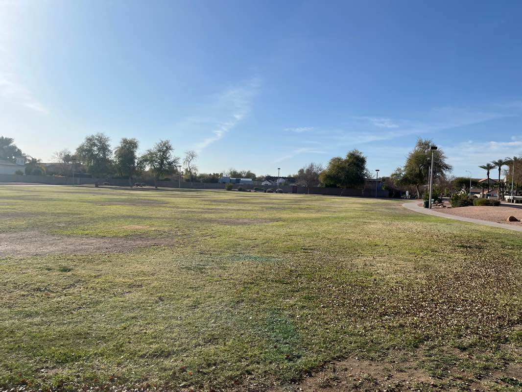 walking near me in Pequeño Park in winter