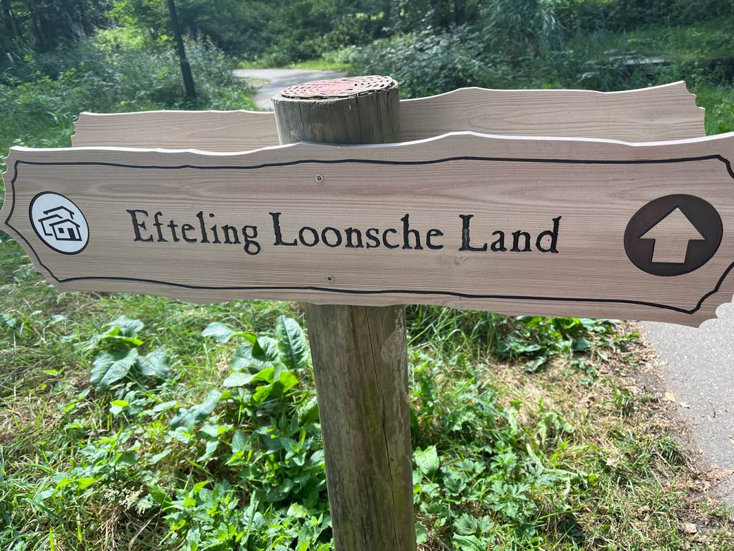 walking near me in Vakantiepark Efteling Bosrijk in winter