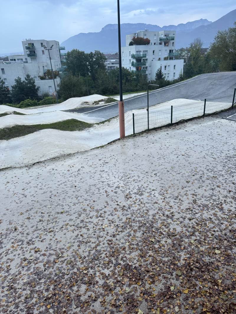 walking near me in Parc des Papeteries in winter